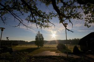 einen Blick auf ein Feld mit der Sonne am Himmel in der Unterkunft Smeceres krogs in Madona