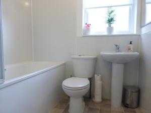 インバネスにあるCanal Viewの白いバスルーム(トイレ、シンク付)