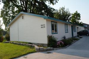 Ein weißes Haus mit der Nummer drauf. in der Unterkunft 8635 Ustick Road Apartment in Boise