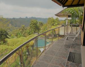 Een balkon of terras bij Shangrilah Villas