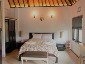 سرير أو أسرّة في غرفة في Shangrilah Villas
