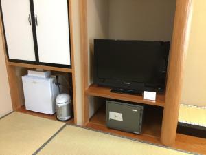天然温泉白川郷の湯にあるテレビまたはエンターテインメントセンター