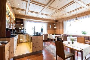 Kuchyň nebo kuchyňský kout v ubytování Hotel Eden