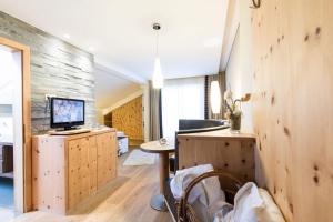 TV a/nebo společenská místnost v ubytování Hotel Eden