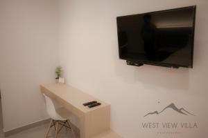 Televízia a/alebo spoločenská miestnosť v ubytovaní West View Villa