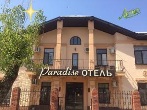 un edificio con un cartel que lee la ópera pandaway en Paradise Hotel, en Goryachiy Klyuch