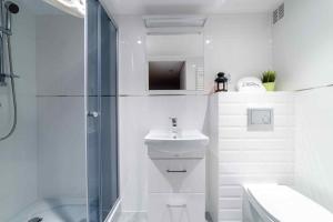 Ένα μπάνιο στο 2 Nights Apartments - great location, right next to Main Rail and Bus Station, 10 min to Main Square by foot