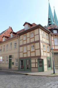 un gran edificio al lado de una calle en Apartments am Brunnen en Quedlinburg