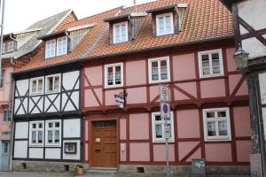 un edificio rosso e bianco con tetto rosso di Alter Topf a Quedlinburg
