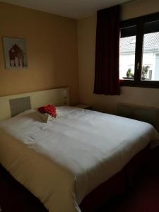 Tempat tidur dalam kamar di Lys Hôtel