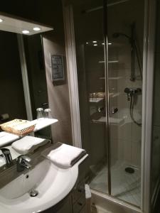 Ett badrum på Lys Hôtel