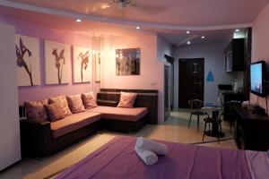 芭達雅南區的住宿－維尤塔里海濱ND公寓，带沙发和电视的客厅