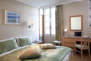 Säng eller sängar i ett rum på Hôtel la Croix Blanche