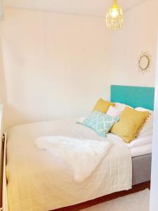 1 dormitorio con 1 cama con cabecero azul en Lahti Center Design Apartment Uno, en Lahti