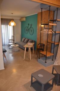 een woonkamer met een bank en een fiets aan de muur bij Anestis Home in Thessaloniki