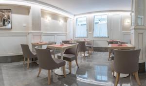 a restaurant with tables and chairs in a room at Hotel Guerrini in Venice