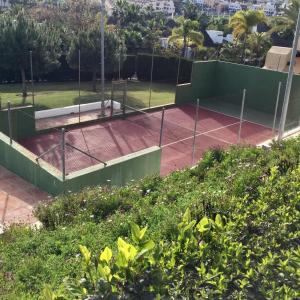 Tenis alebo squash v ubytovaní Estudio a 10 minutos del Puerto Banus alebo jeho okolí