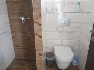 Koupelna v ubytování Apartmány u skanzenu + 16 fotografií