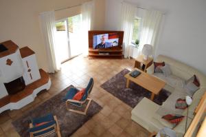 TV a/nebo společenská místnost v ubytování Ferienhaus Eifel