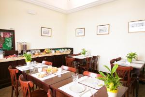 jadalnia ze stołami i krzesłami w restauracji w obiekcie Hotel Trastevere w Rzymie
