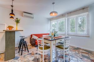 uma cozinha e sala de jantar com mesa e cadeiras em Beach House Lana em Slatine