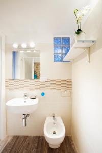 レヴァントにあるPino - Baroloのバスルーム(洗面台、トイレ、鏡付)