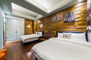 una camera con 2 letti e una parete in legno di Bellis a Luodong