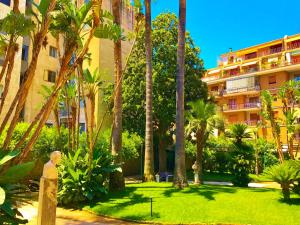 a park with palm trees and a building at Dépendance La Casetta in Castellammare di Stabia