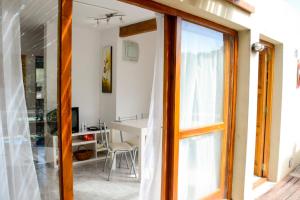 sala de estar con mesa y ventana en Casabosque Apartamentos en Las Gaviotas