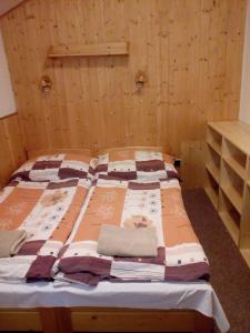 ein Bett mit Decken und Handtüchern darüber in der Unterkunft Pension Rychta in Hojsova Stráž