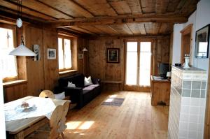 ein Wohnzimmer mit einem Sofa und einem Tisch in der Unterkunft Mitterhof in Ulten