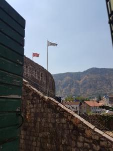 Uma vista geral da montanha ou uma vista da montanha a partir da casa de hóspedes