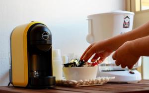 una persona sta preparando il cibo in una macchina da caffè di B&B Micucco a Milazzo Altre 54 foto
