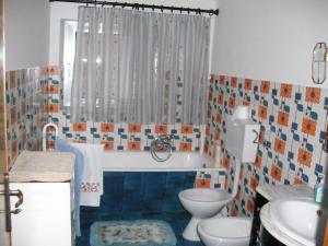 a bathroom with a tub and a toilet and a sink at Casa Vacanze da Sina in Linguaglossa