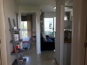 Albir Sunshine Apartments في البير: مطبخ وغرفة معيشة مع أريكة في غرفة