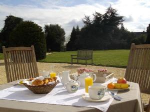 Možnosti zajtrka za goste nastanitve Les Roulottes de la Baronnie