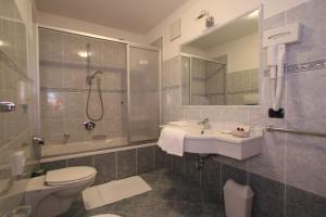 Koupelna v ubytování Hotel Garni Elisir