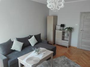 een woonkamer met een bank en een tafel bij Hostel Grono in Zielona Góra
