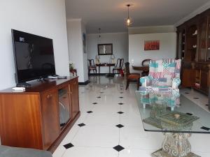 uma sala de estar com uma televisão de ecrã plano num armário em Magnolia Apartment no Funchal
