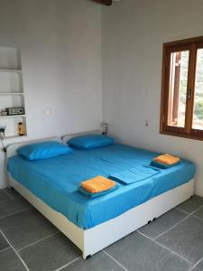 מיטה או מיטות בחדר ב-Villa Thori at Poulati Sifnos