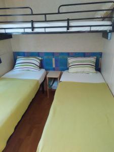 Camp Sita tesisinde bir odada yatak veya yataklar