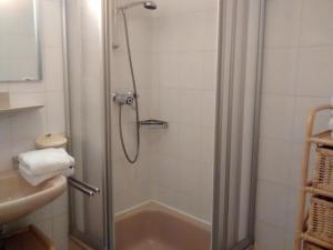 a bathroom with a shower and a sink at Sonnenpark, Ihr Bett im Allgäu in Bad Hindelang