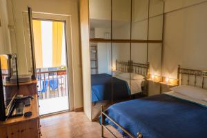 een slaapkamer met een bed en een balkon bij Bed & Breakfast Hotel California in Terracina