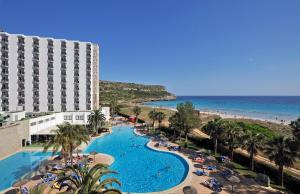 vista para um resort com piscina e praia em Sol Milanos Pingüinos em Son Bou