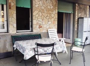 un tavolo e sedie sul portico di una casa di Condominio Marina a Rapallo