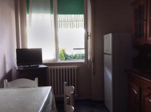una cucina con frigorifero e finestra di Condominio Marina a Rapallo