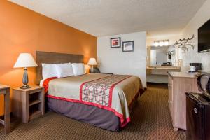 Cama ou camas em um quarto em Days Inn by Wyndham Norfolk Airport mais 27 fotos