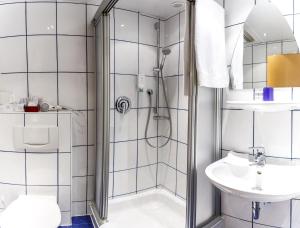 y baño con ducha y lavamanos. en Hotel Rheingold, en Gernsheim