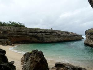 Rodrigues Island的住宿－阿弗爾公寓，享有岩石海滩和大海的景色