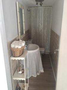 y baño con lavabo, aseo y espejo. en Estudio a 10 minutos del Puerto Banus, en Estepona